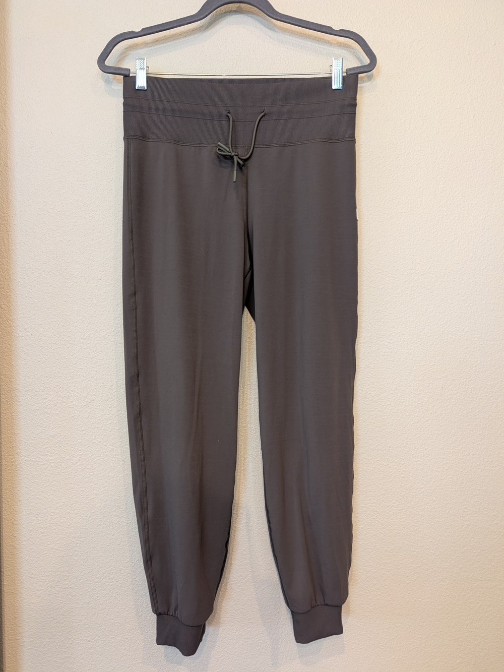 Vuori Daily Jogger High Rise BreatheInterlock Ankle Pants Olive Green - Size M
